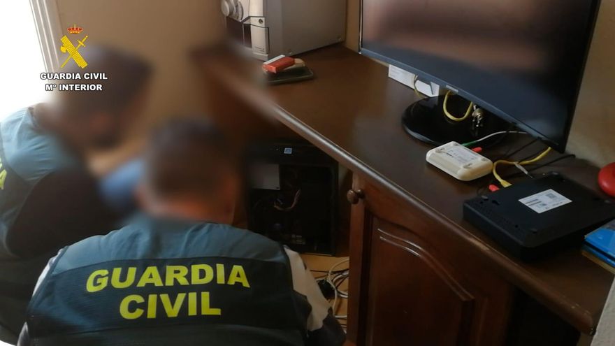 Tres detenidos en Canarias por estafar más de 200.000 euros a 170 personas con SMS fraudulentos