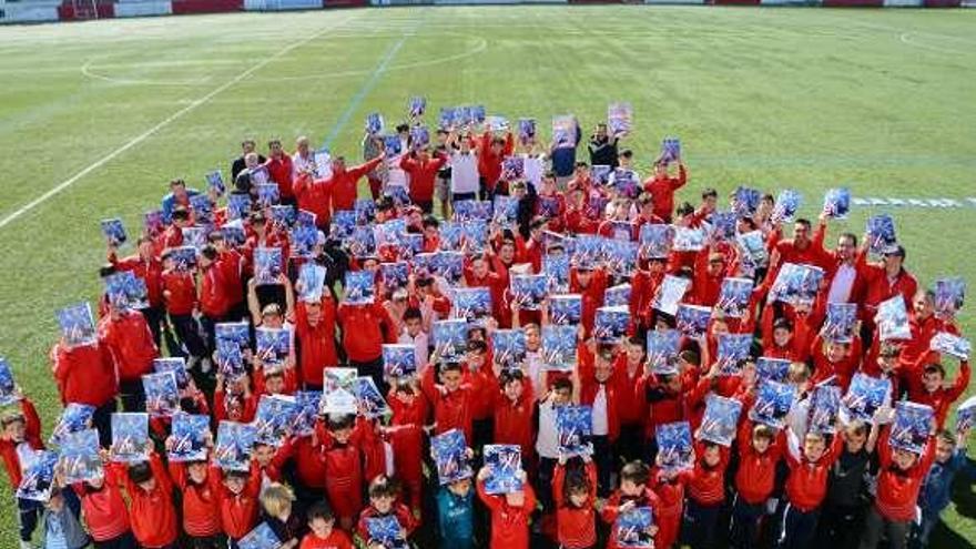 Jugadores de la cantera del Alondras con los álbumes. // Gonzalo Núñez