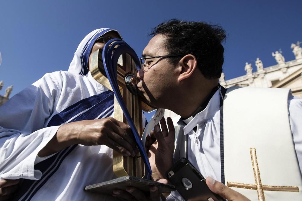 El Papa proclama santa a la madre Teresa de Calcuta