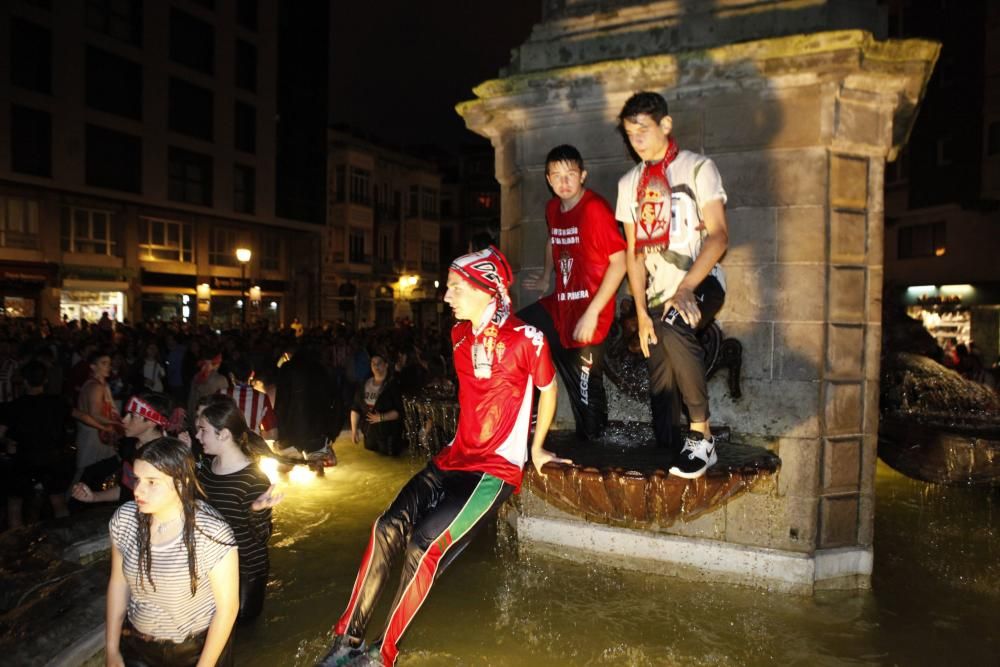 Celebración rojiblanca en la plaza del Marqués