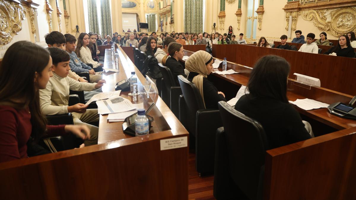 Alumnos de cuatro institutos protagonizan un pleno sobre igualdad en la Diputación, apelando a las conductas responsables on-line