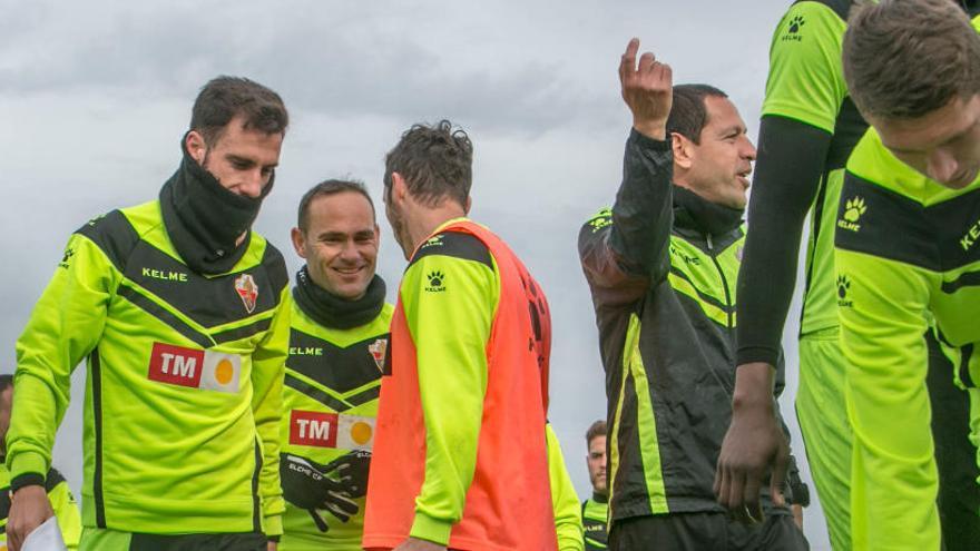 Edu Albacar bromea con Nino durante el entrenamiento de ayer