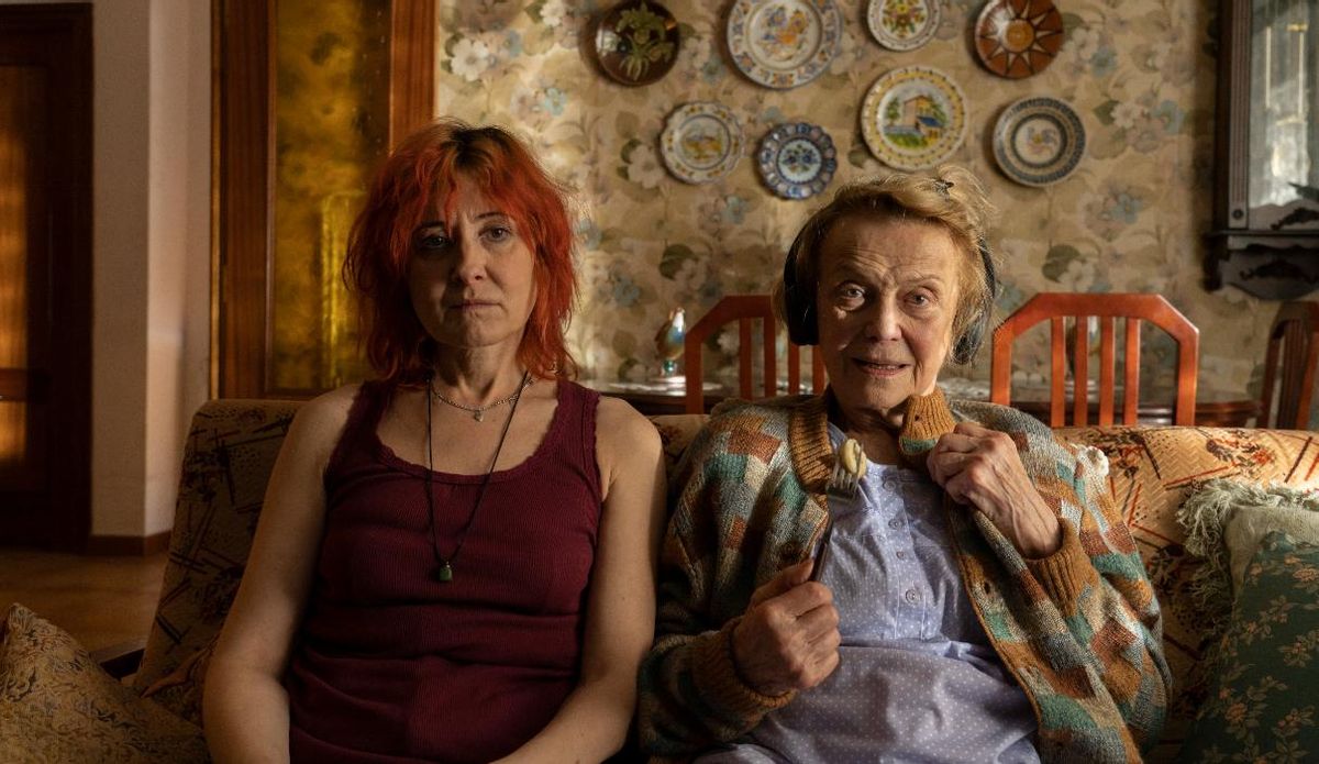 Nathalie Poza y Marilú Marini, a la derecha de la foto, en una escena de ‘Furia’.