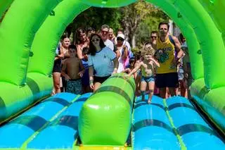 Colchonetas, fiesta de la espuma, espectáculo de magia y talleres: Todas las imágenes de la jornada de las Festes de la Terra protagonizada por los vecinos más pequeños