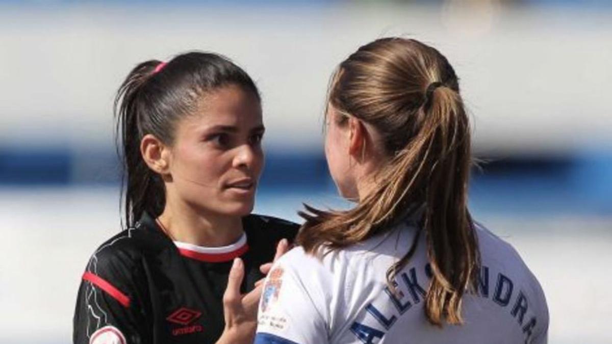 Iris Ponciano y Aleksandra, en el Granadilla-Rayo de la primera vuelta. | | LALIGA