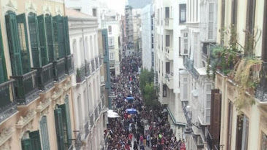 Imagen de la calle Granada, repleta, esperando el paso del traslado de la Pollinica.