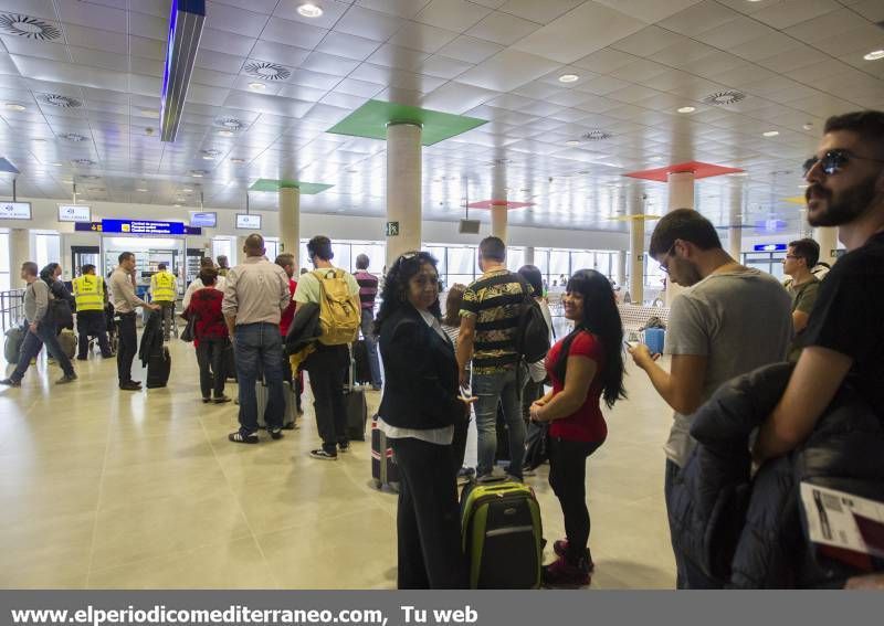 GALERÍA DE FOTOS -- Primer vuelo comercial en el aeropuerto de Castellón