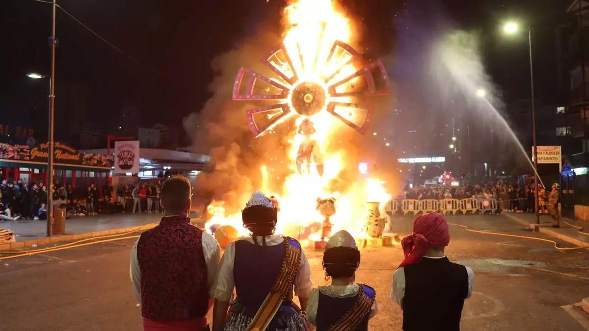 La Cremà de una de las Fallas de Benidorm el pasado año.