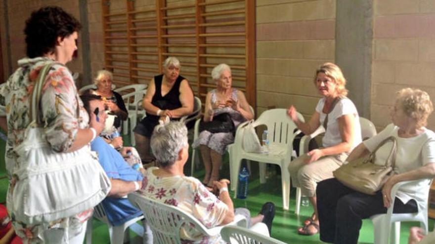 La consellera Núria Riera en el polideportivo de Esporles con los desalojados de Estellencs.