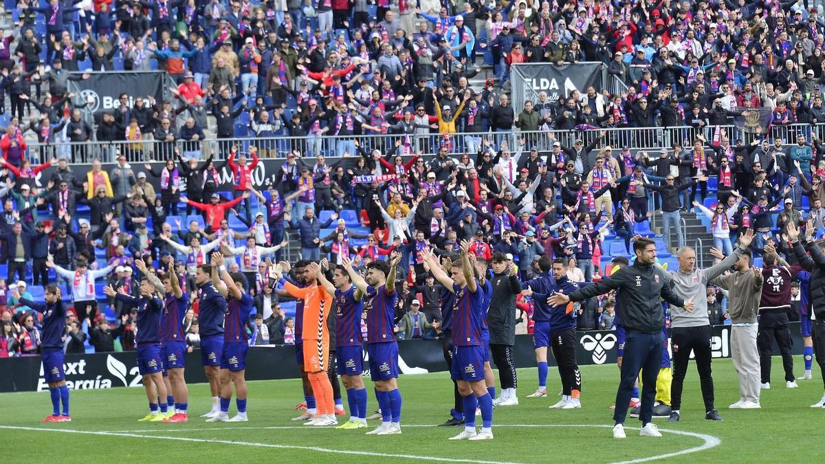 Jugadores y afición hacen la palmada colectiva tras el empate ante el Mirandés