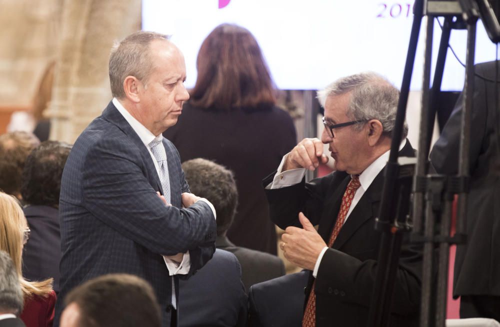 Instante de la ceremonia de entrega de los Premios Jaume I en la Lonja de València.