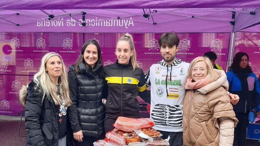 Por la izquierda, la edil Eva Pires, Aida Nuño (directora general de Deportes), Jessica López, Borja Martínez y Amparo Antuña, con los productos. | L. P.