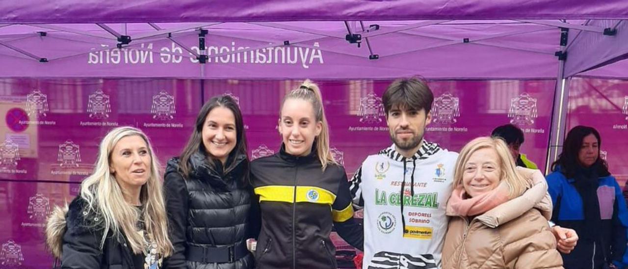 Por la izquierda, la edil Eva Pires, Aida Nuño (directora general de Deportes), Jessica López, Borja Martínez y Amparo Antuña, con los productos. | L. P.