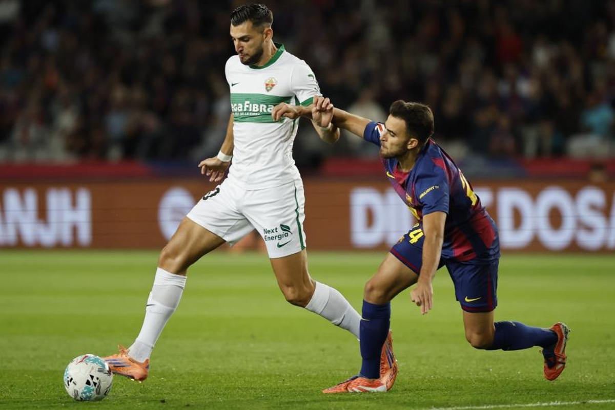Rafa Mir disputa un balón con Eric García en el juego entre Elche y Barcelona