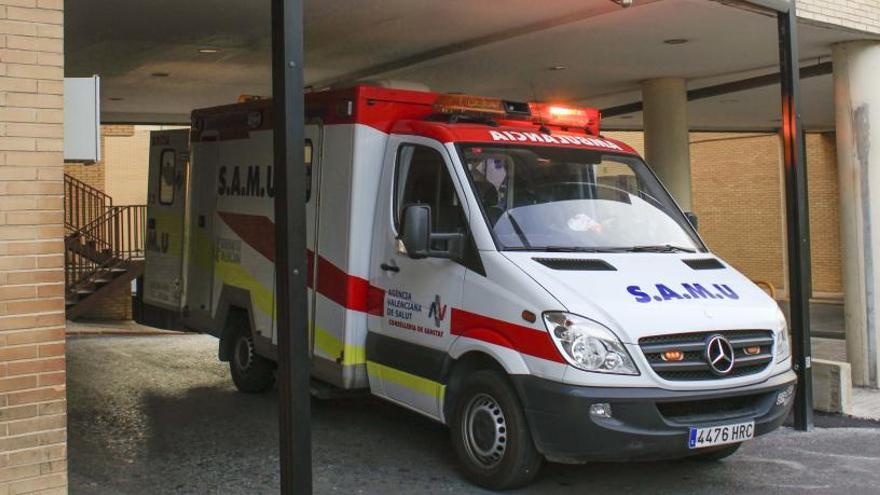 Tres heridos en un accidente entre dos motos y un coche en Alicante