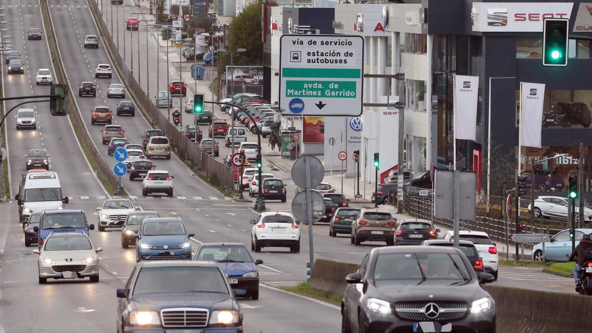 Coches circulando por la Avenida de Madrid, en Vigo