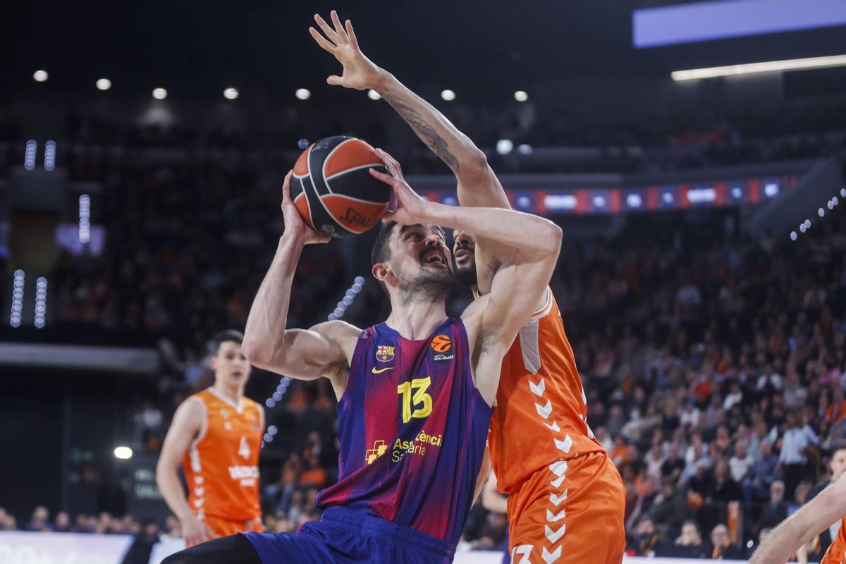 Satoransky intenta armar el brazo para un tiro bajo la canasta del Valencia.
