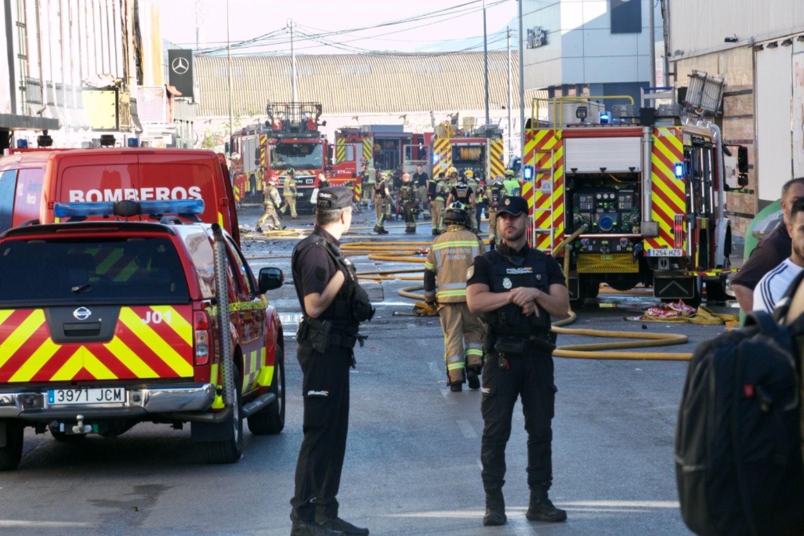 Los servicios de Emeregencias atienden a los afectados por el incendio