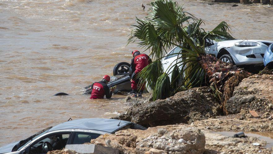 Los bomberos trabajan en la extracción de un vehículo arrastrado hasta el mar en Les Cases d&#039;Alcanar.