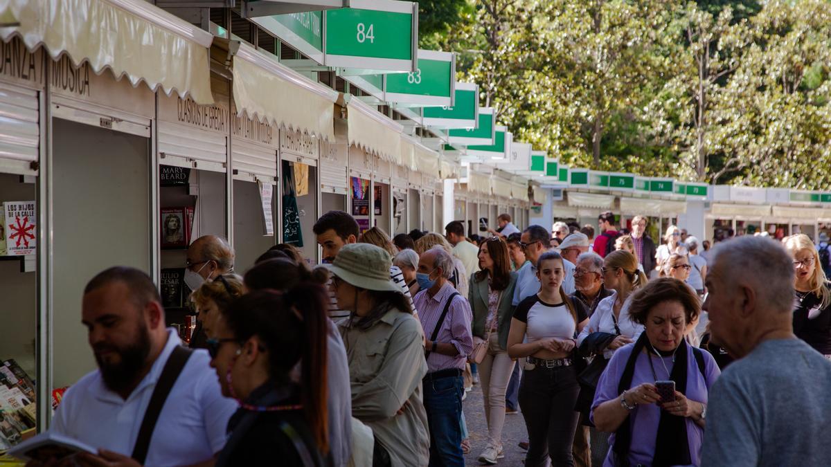 Gente paseando por la Feria del Libro de Madrid.