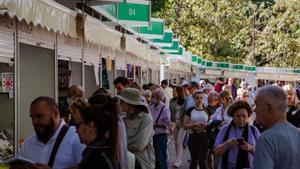 Gente paseando por la Feria del Libro de Madrid. 