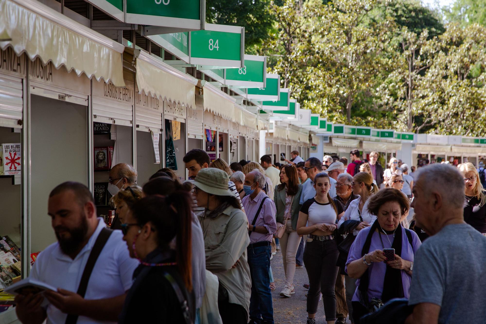 Gente paseando por la Feria del Libro de Madrid.