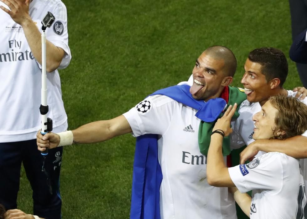 Los jugadores del Real Madrid celebran el título