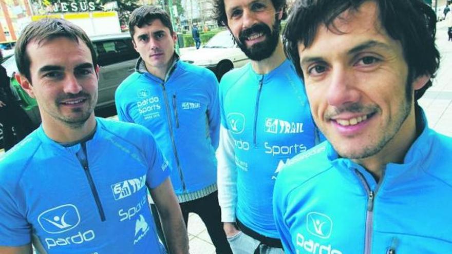 Juan Miguel García, Carlos Peteiro, Carlos Meana y Miguel Camacho, junto al parque de Las Meanas en Avilés.