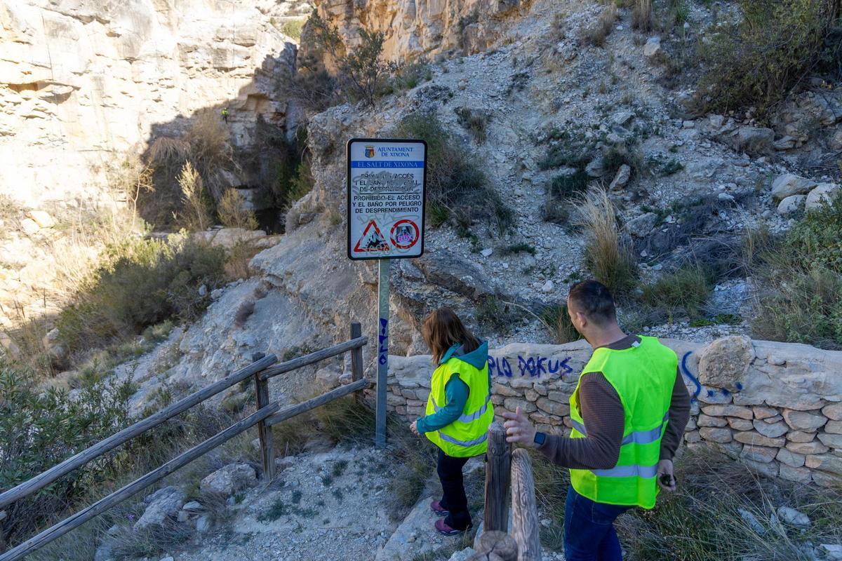La alcaldesa y el edil de Medio Ambiente, en la visita a la obra, con la poza al fondo