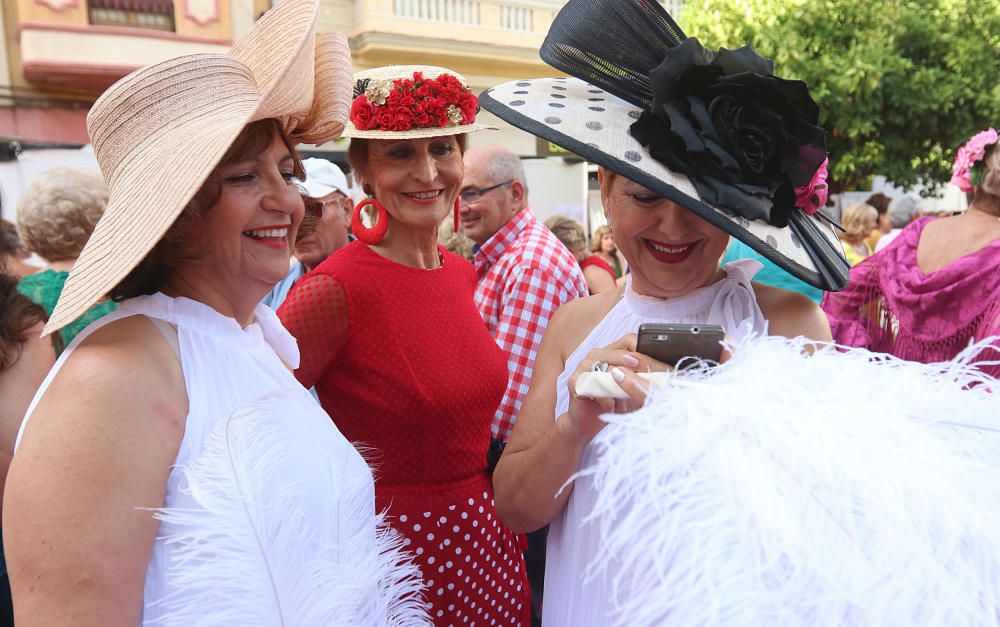 La Pasarela de Moda de la Semana del Mayor ha tenido como protagonistas a 132 modelos de entre 55 y 80 años, que han desfilado en la plaza de La Constitución.