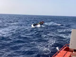 Salvamento Marítimo intercepta un cayuco con 105 personas, una fallecida, al sur de Gran Canaria