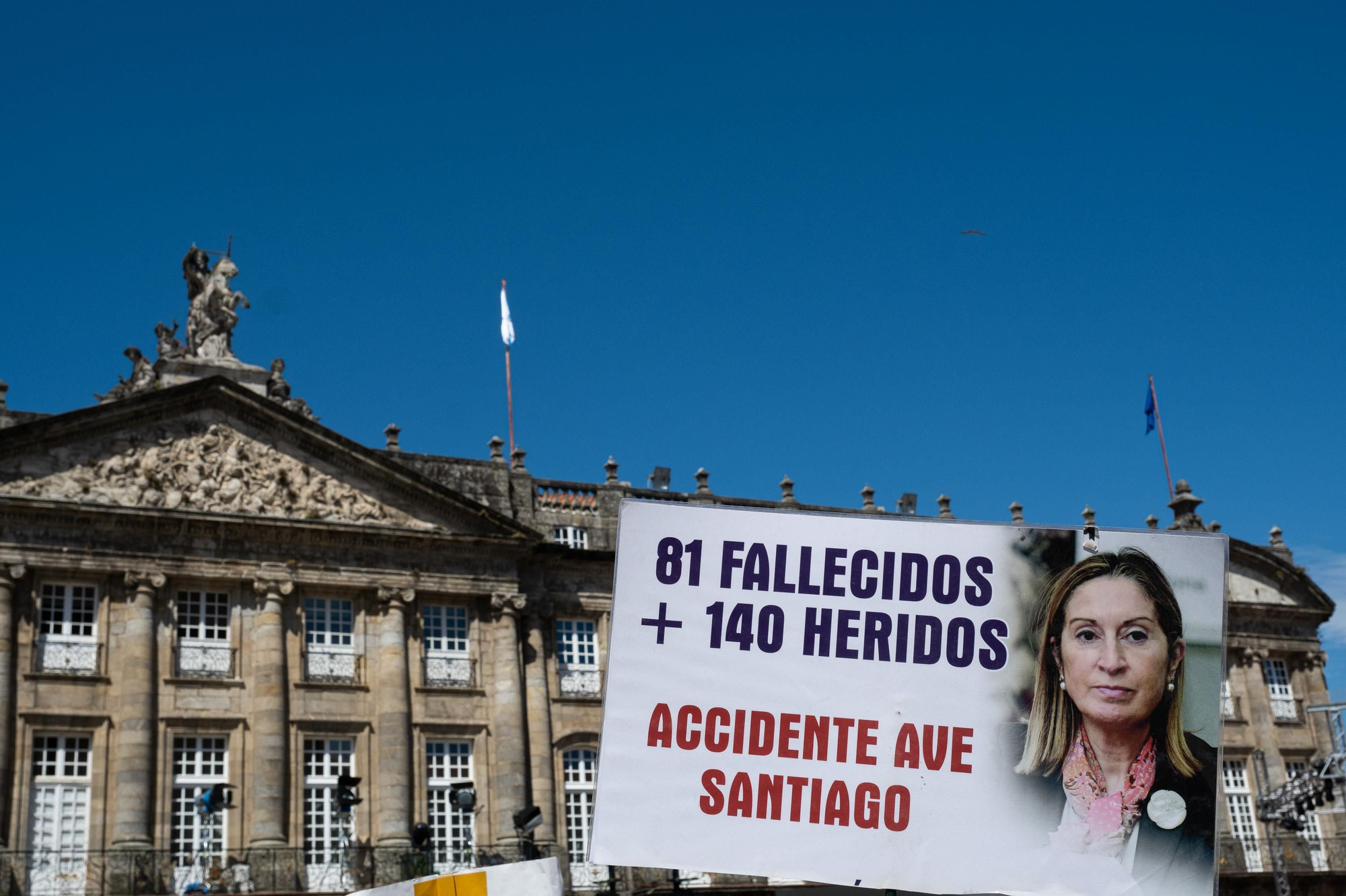 Las víctimas de Angrois se concentran en el Obradoiro en el noveno aniversario del accidente