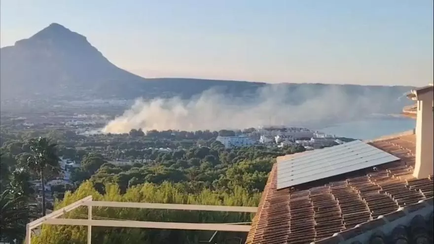 El incendio del Saladar de Xàbia: la densa humareda se echa sobre las fincas (vídeos)