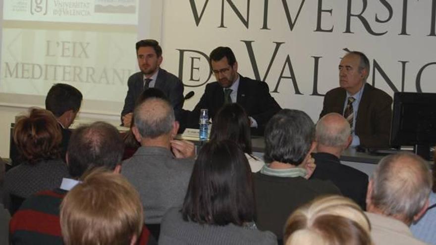 L'acte celebrat a la seu de Gandia de la Universitat de València sobre l'eix mediterrani.