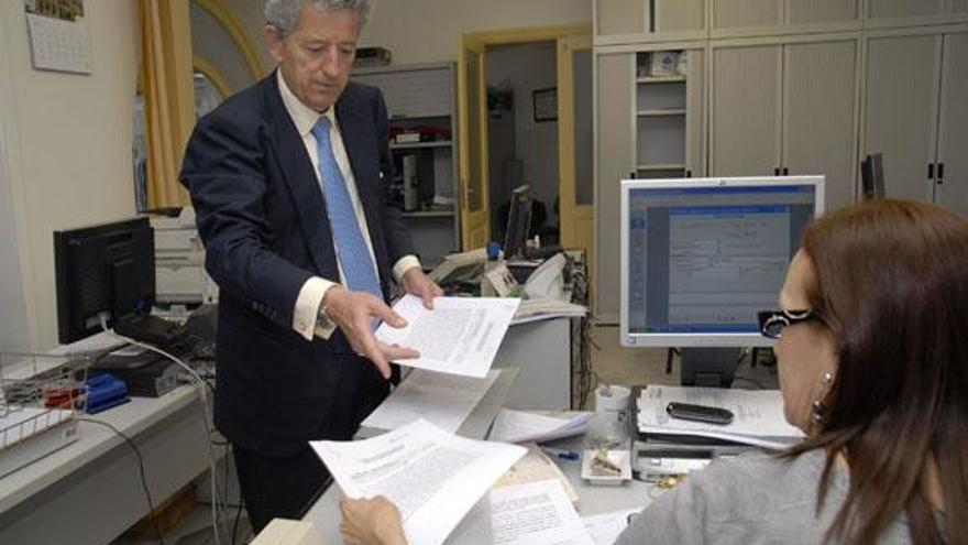 Jaime Cortezo presenta, ayer, en el registro municipal la hoja de aprecio. i ADRIEL PERDOMO