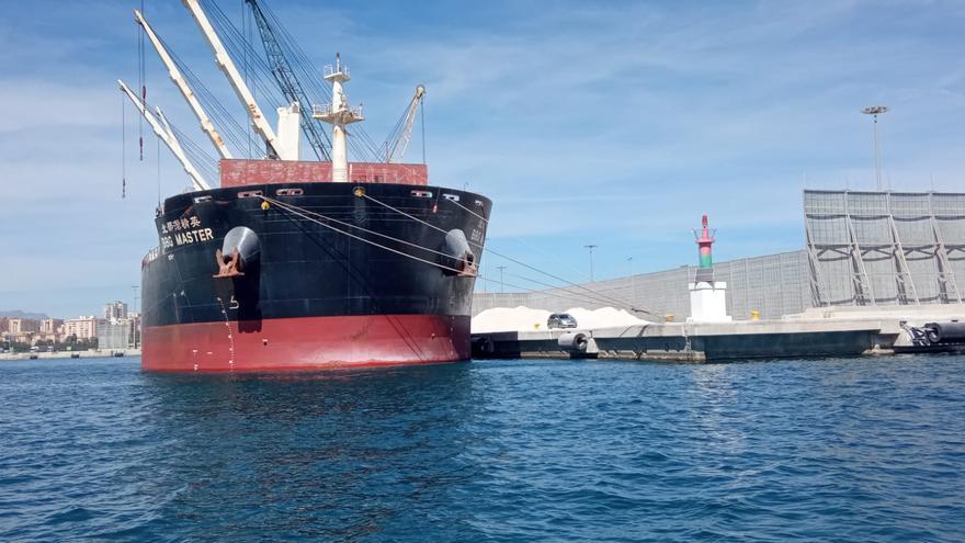 Siguen las descargas de graneles al aire libre en el puerto de Alicante