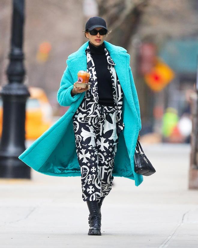 Irina Shayk se apunta a la moda del abrigo de peluche de color