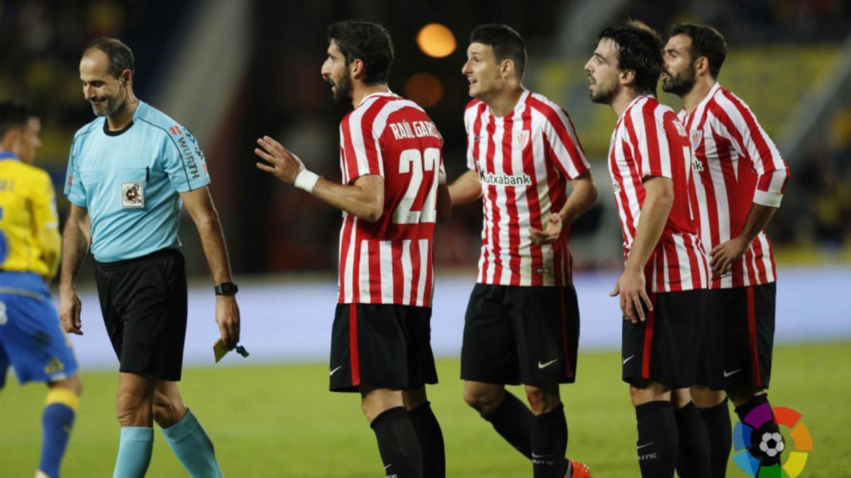 Aduriz, Raúl García, Beñat y Balenziaga protestan a Álvarez Izquierdo en Gran Canaria.