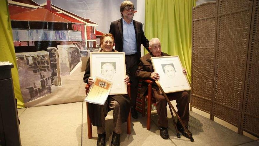 A la izquierda, María González, Alberto Tirador y Sandalio Díaz, tras recibir sus retratos, hechos por Fernando Fueyo; a la derecha, asistentes a la celebración en La Callezuela.