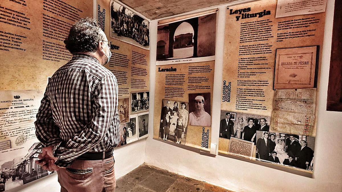 Una persona contempla los paneles de la muestra Hispanos-judíos en Marruecos de la RSEAPT. | | MARÍA PÌSACA