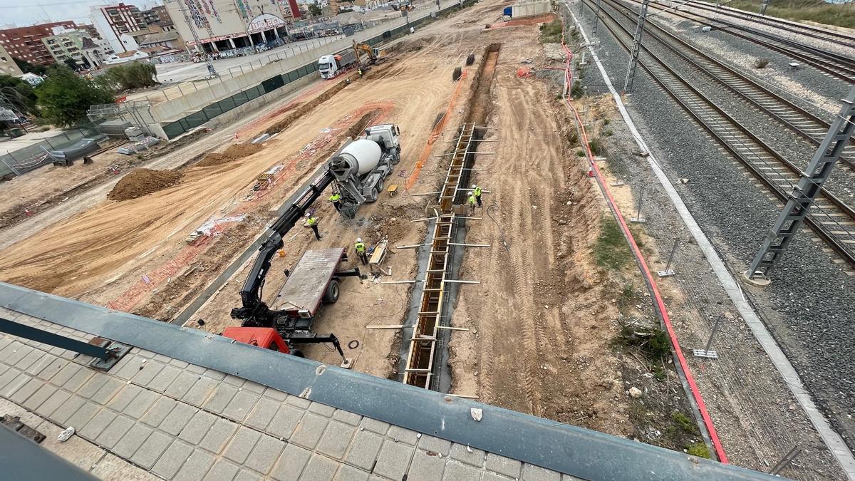 Inicio de los trabajos en el canal de acceso en una imagen captada desde el puente del Bulevar Sur.