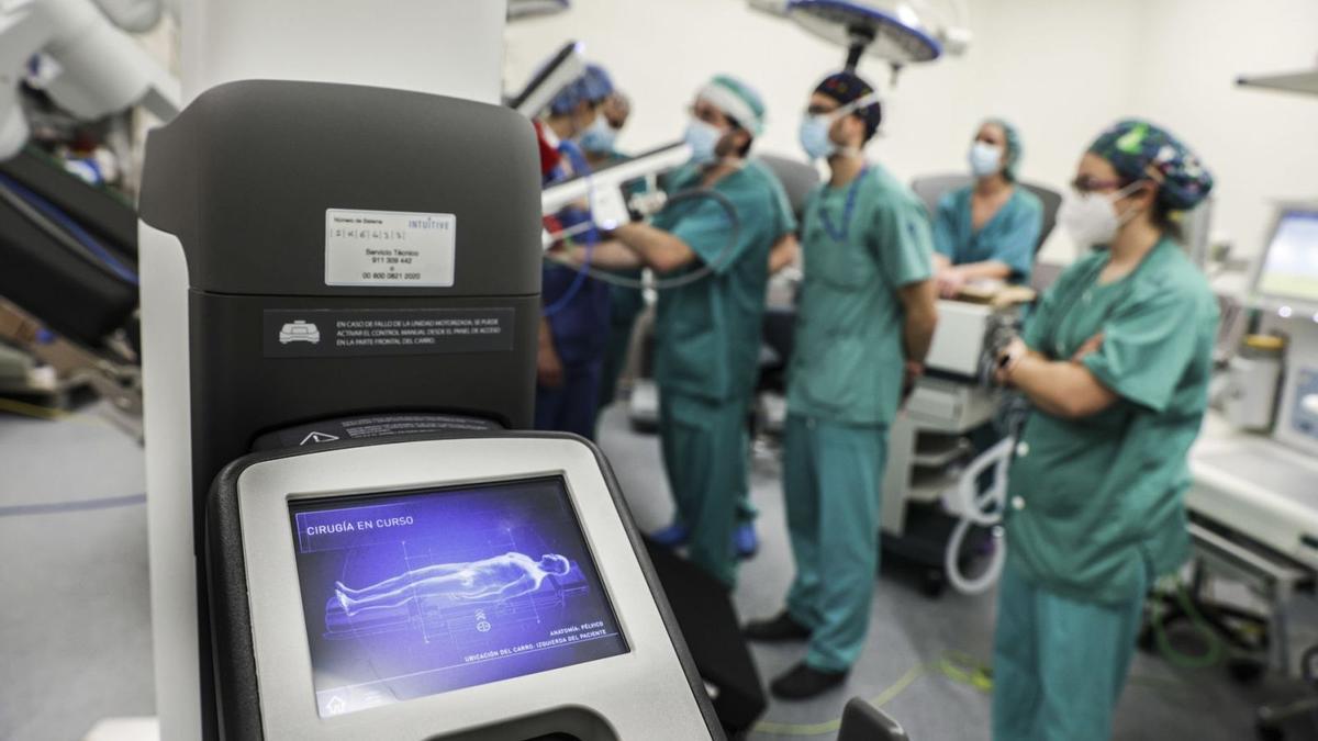 El robot quirúrxicu Da Vinci instaláu nel HUCA.