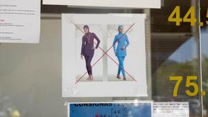 Cartel en el que se prohíbe el uso del ’burkini’ en los toboganes y otras atracciones del parque acuático Aqua Brava de Roses. 