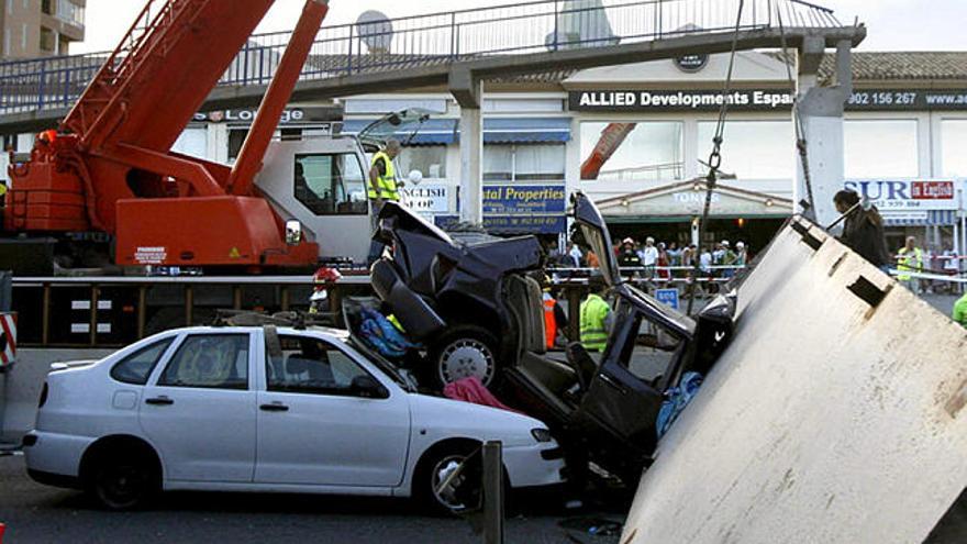 Destrozo. Parte de la estructura sobre uno de los coches.