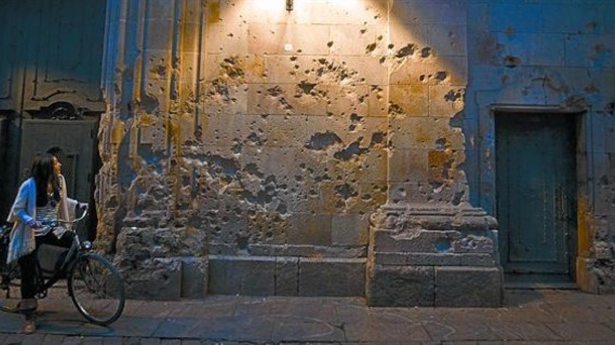 Impactos de la metralla por el bombardeo de la plaza de Sant Felip Neri, el pasado miércoles.