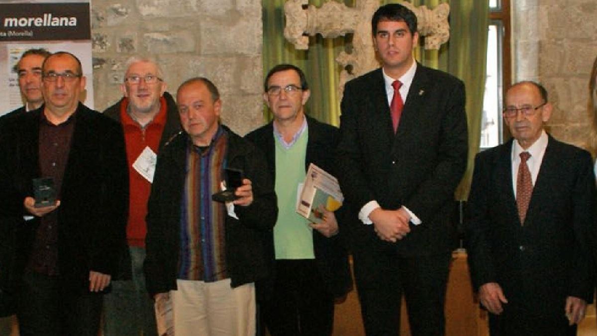 Paco Yeste, primero por la derecha, durante la entrega de las Creus de Santa Llúcia, en enero del 2016.