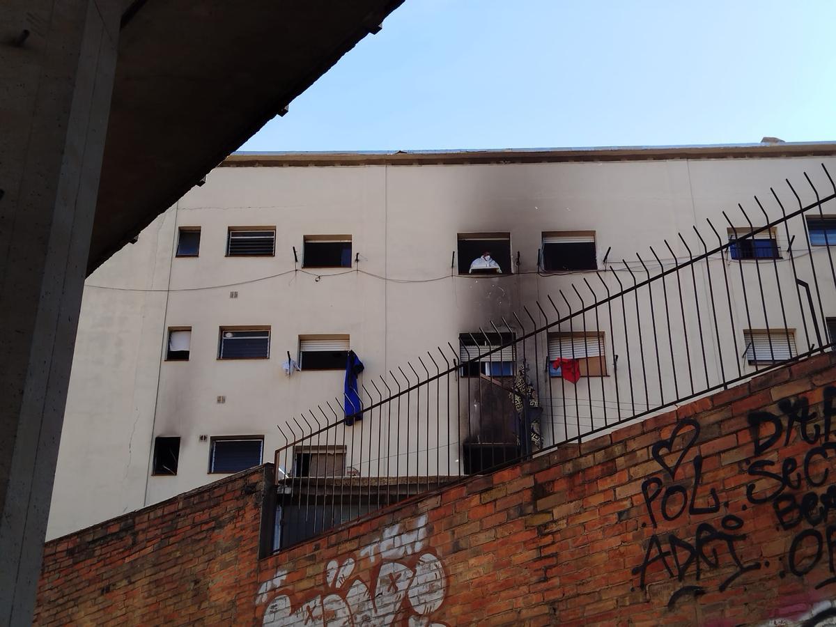 Un operari llançant objectes aquest dimarts.
