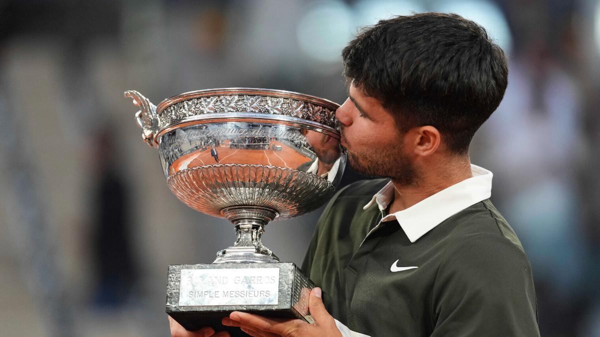 Carlos Alcaraz celebra su victoria en la final de Roland Garros