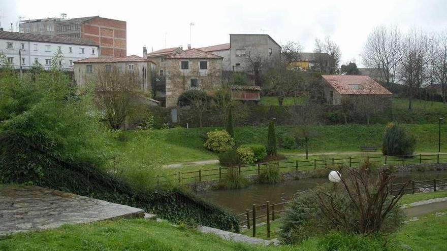 Construcciones en las inmediaciones del paseo antes del puente de la circunvalación . // Bernabé/Javier Lalín