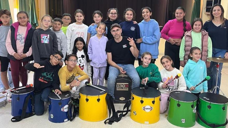Abraham con alumnos y profe del San Félix de Cartagena y con sus imprescindibles instrumentos de percusión. | L.O.